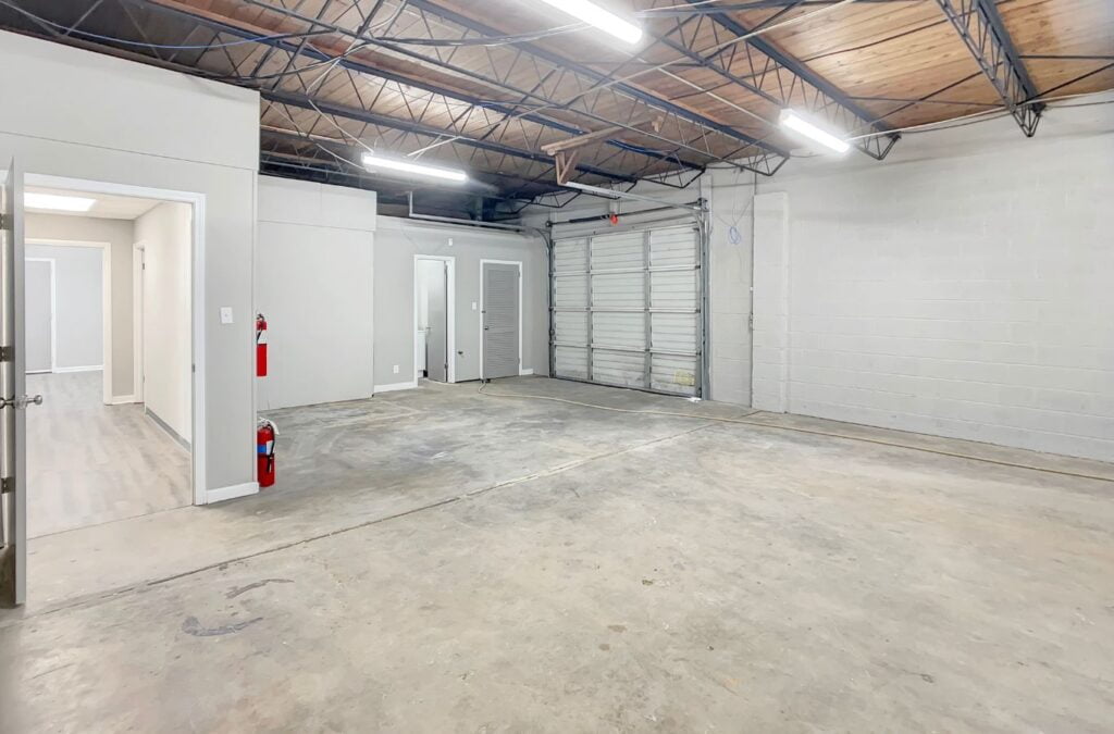 Spacious commercial office space in Birmingham, AL provided by Right Space, designed to accommodate growing businesses.