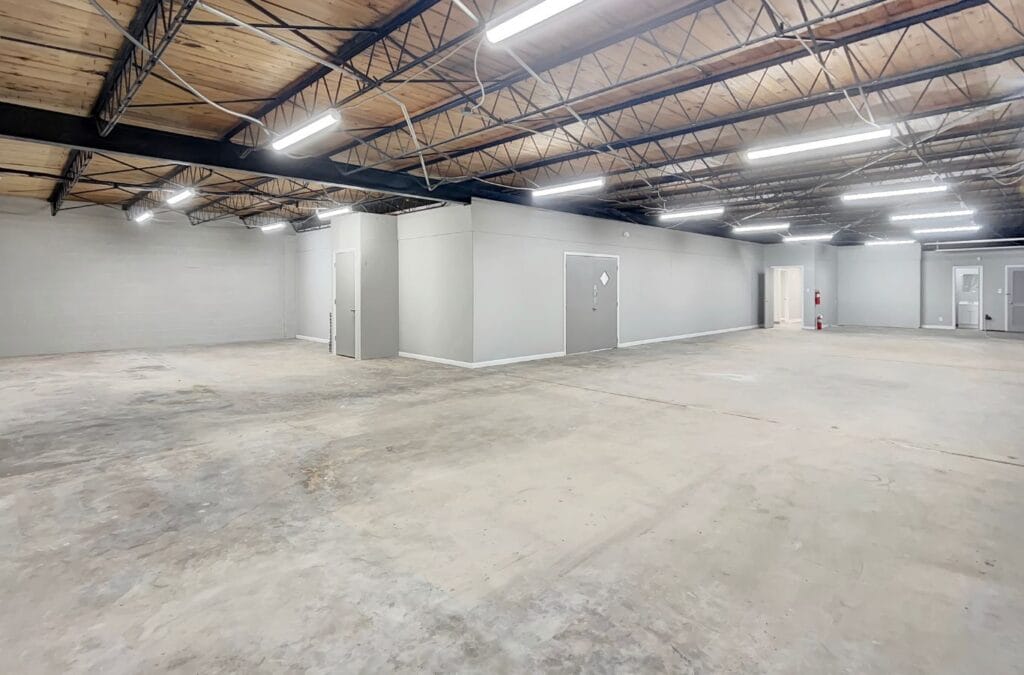 Right Space’s expert showcasing commercial office rentals in Meadowbrook, AL, emphasizing quality and client support. Commercial Office Space for Rent Near Me.