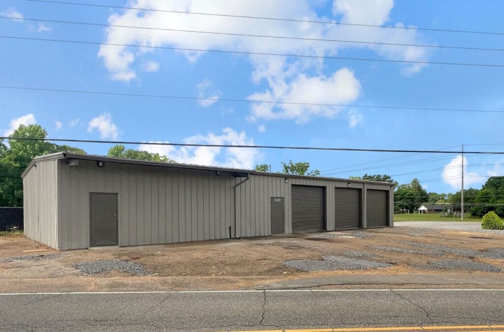 A Right Space expert discussing the advantages of selecting our commercial properties in Vestavia Hills, AL, emphasizing customizable solutions. Commercial Property For Rent near me.