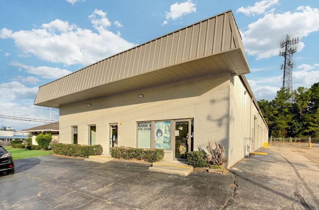 A Right Space expert explaining why businesses should rent commercial properties in Greystone, AL, with customizable workspaces and dedicated support. Commercial Property for Rent near me.