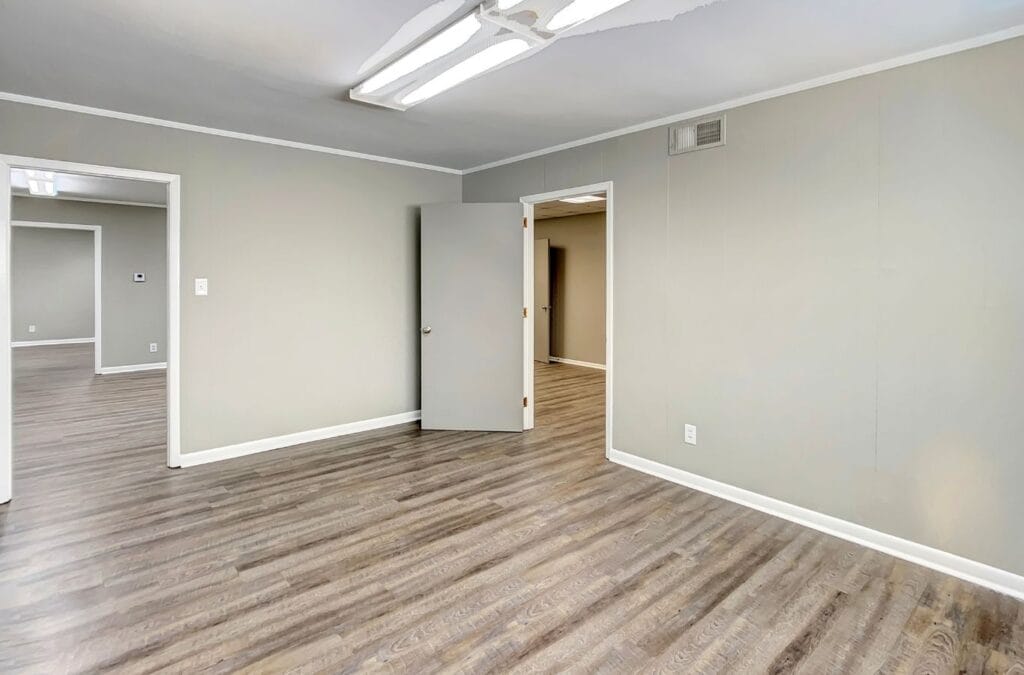 A Right Space expert discussing the advantages of selecting our small private office spaces in Meadowbrook, AL, emphasizing customizable solutions. Small Private Office Spaces near me.